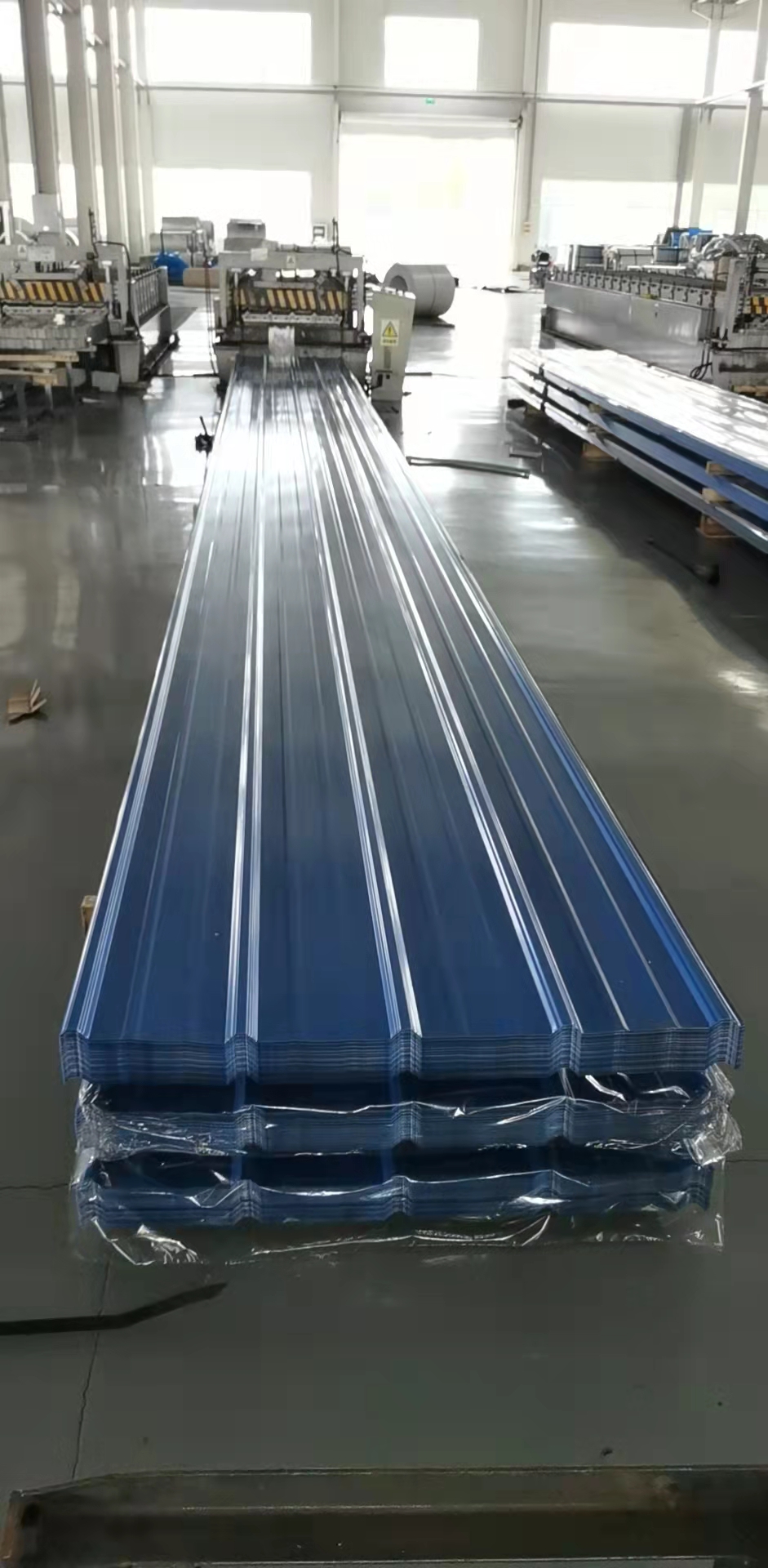 新之杰YX38-300-900彩钢外墙板获得南昌顺丰智慧产业基地项目选用